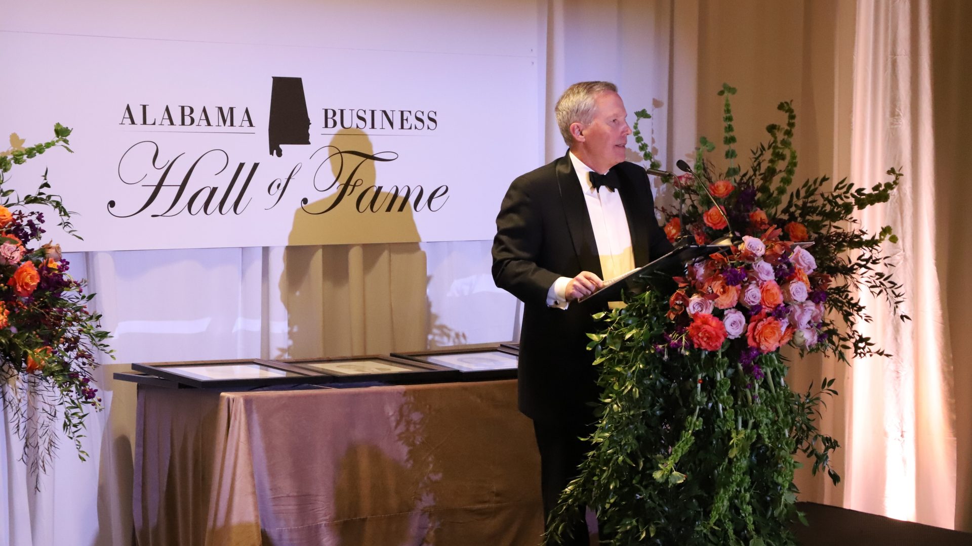 Mike Ross, Chairman of the Alabama Business Hall of Fame Board, welcomes guests